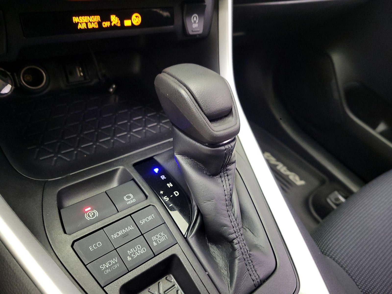 2019 Toyota RAV4 LE - Photo 17