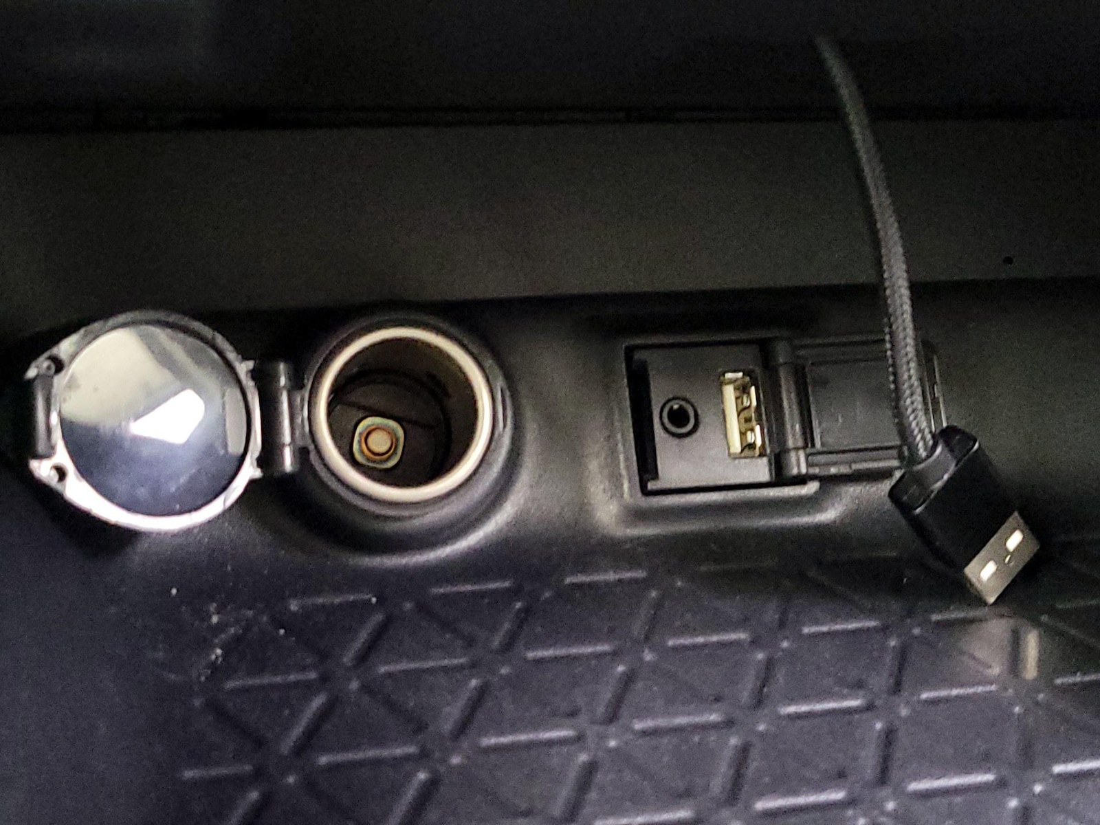 2019 Toyota RAV4 LE - Photo 18