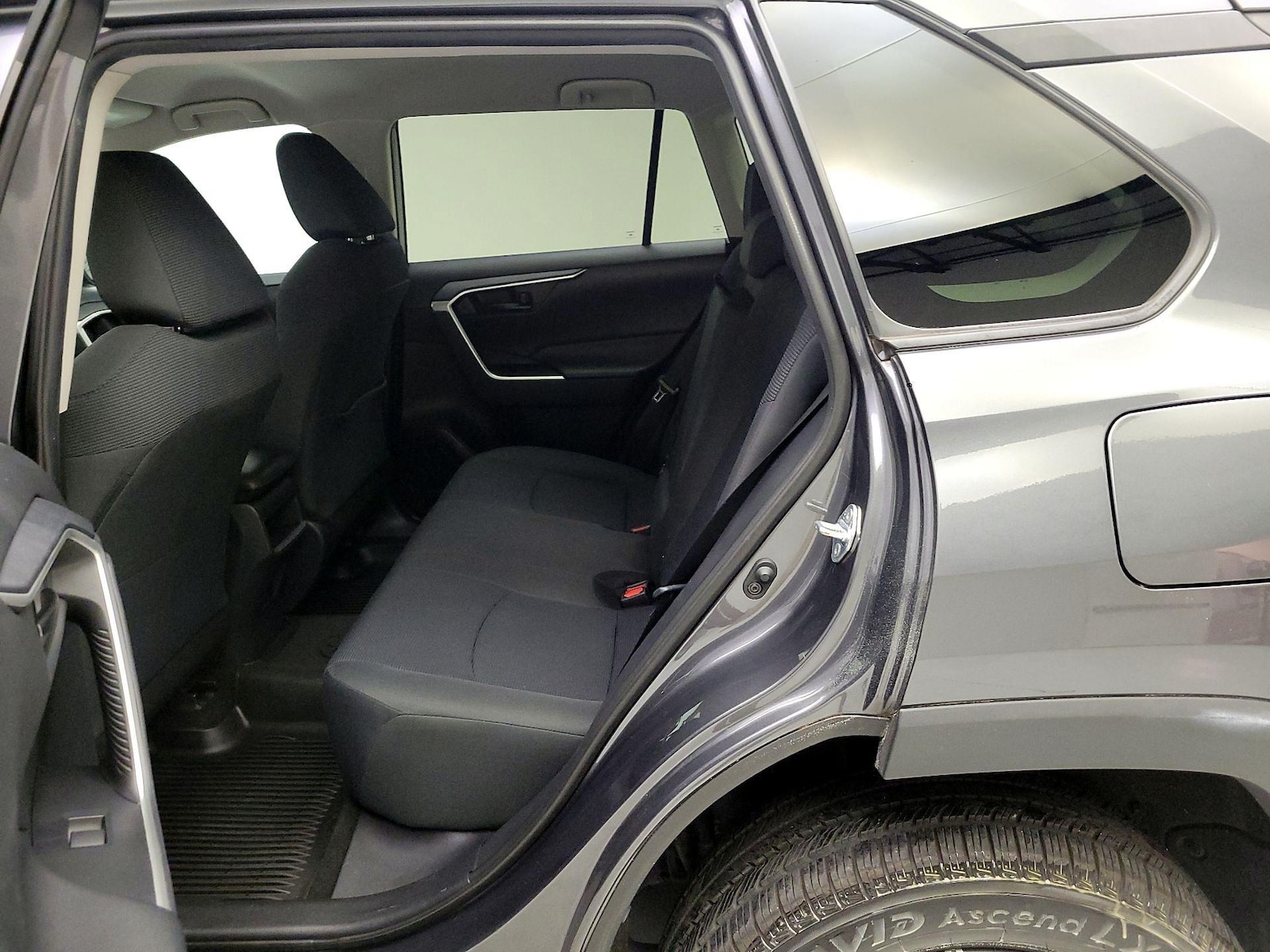 2019 Toyota RAV4 LE - Photo 19