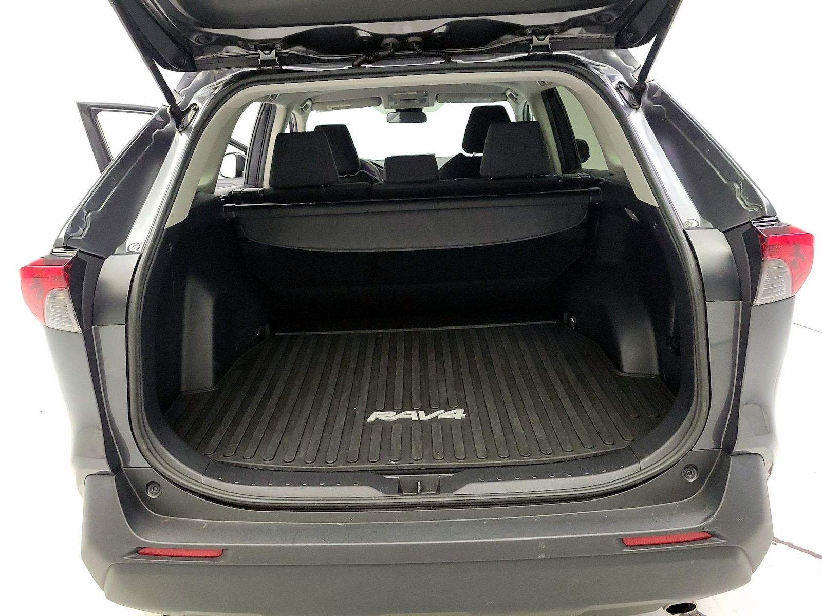 2019 Toyota RAV4 LE - Photo 20