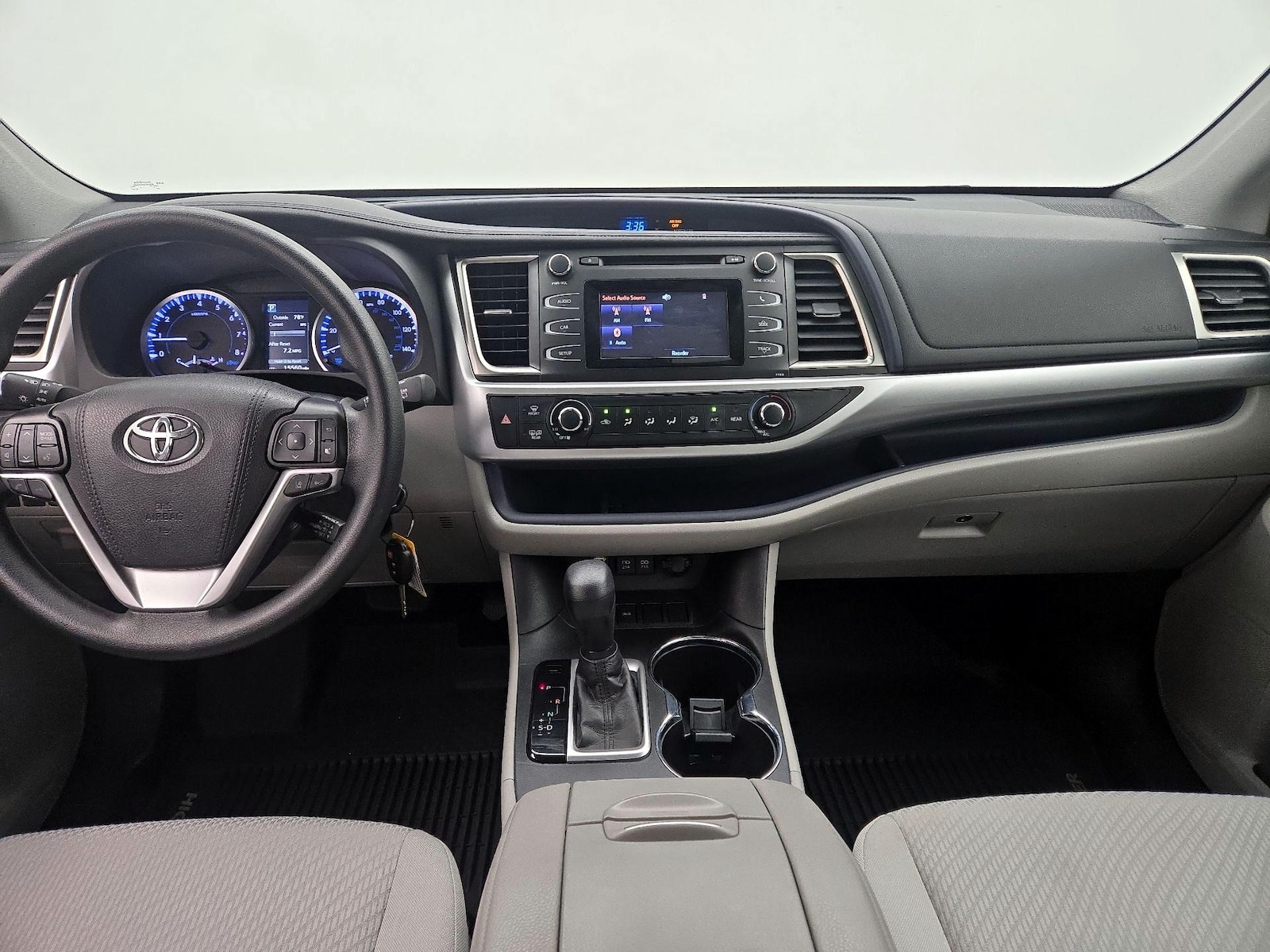 2019 Toyota Highlander LE - Photo 10