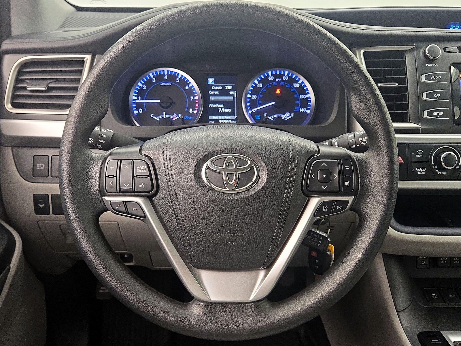 2019 Toyota Highlander LE - Photo 11