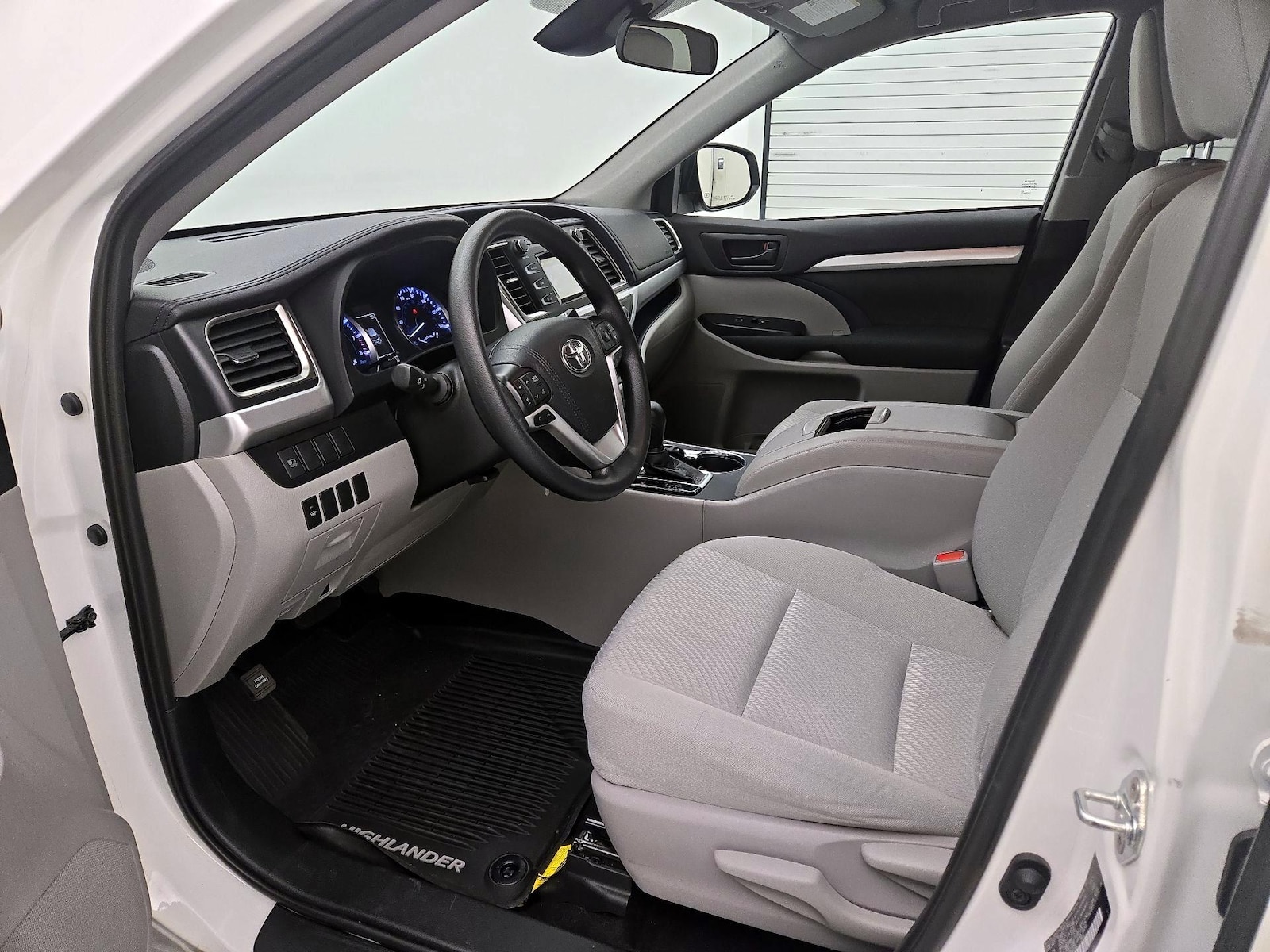 2019 Toyota Highlander LE - Photo 12