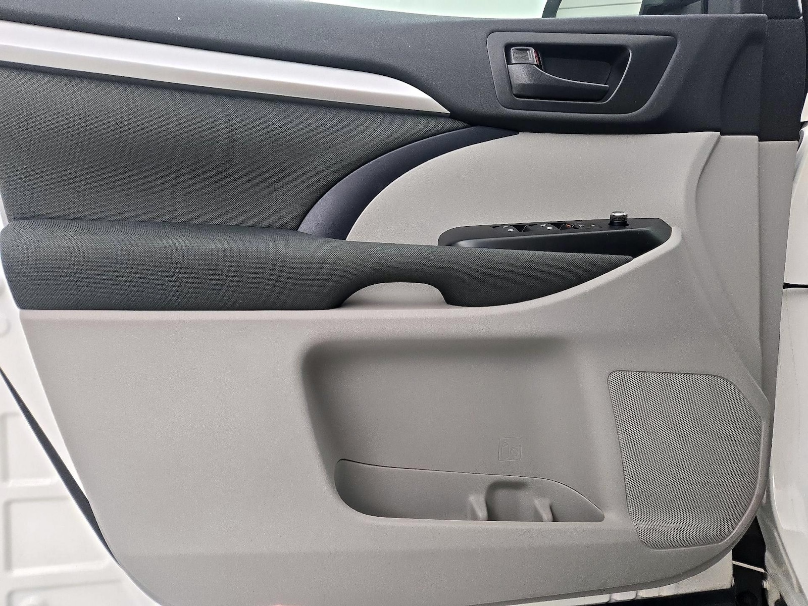 2019 Toyota Highlander LE - Photo 13