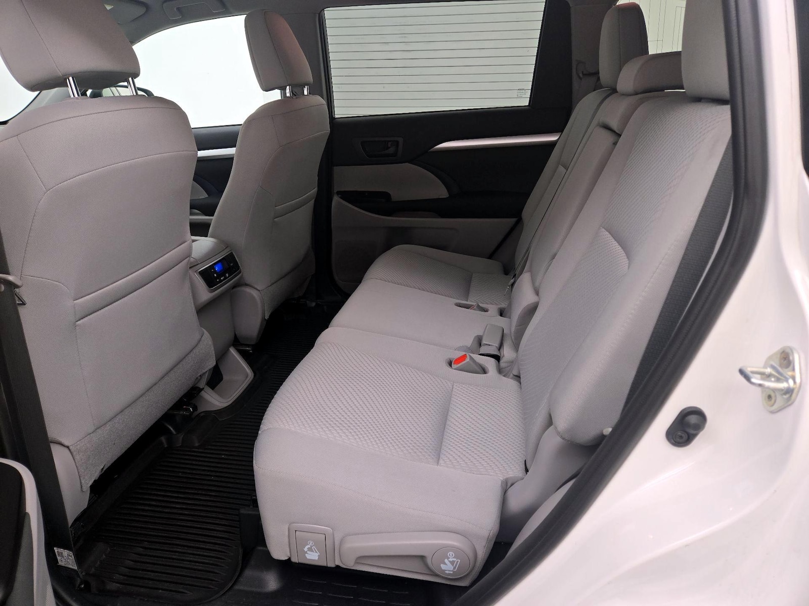 2019 Toyota Highlander LE - Photo 19