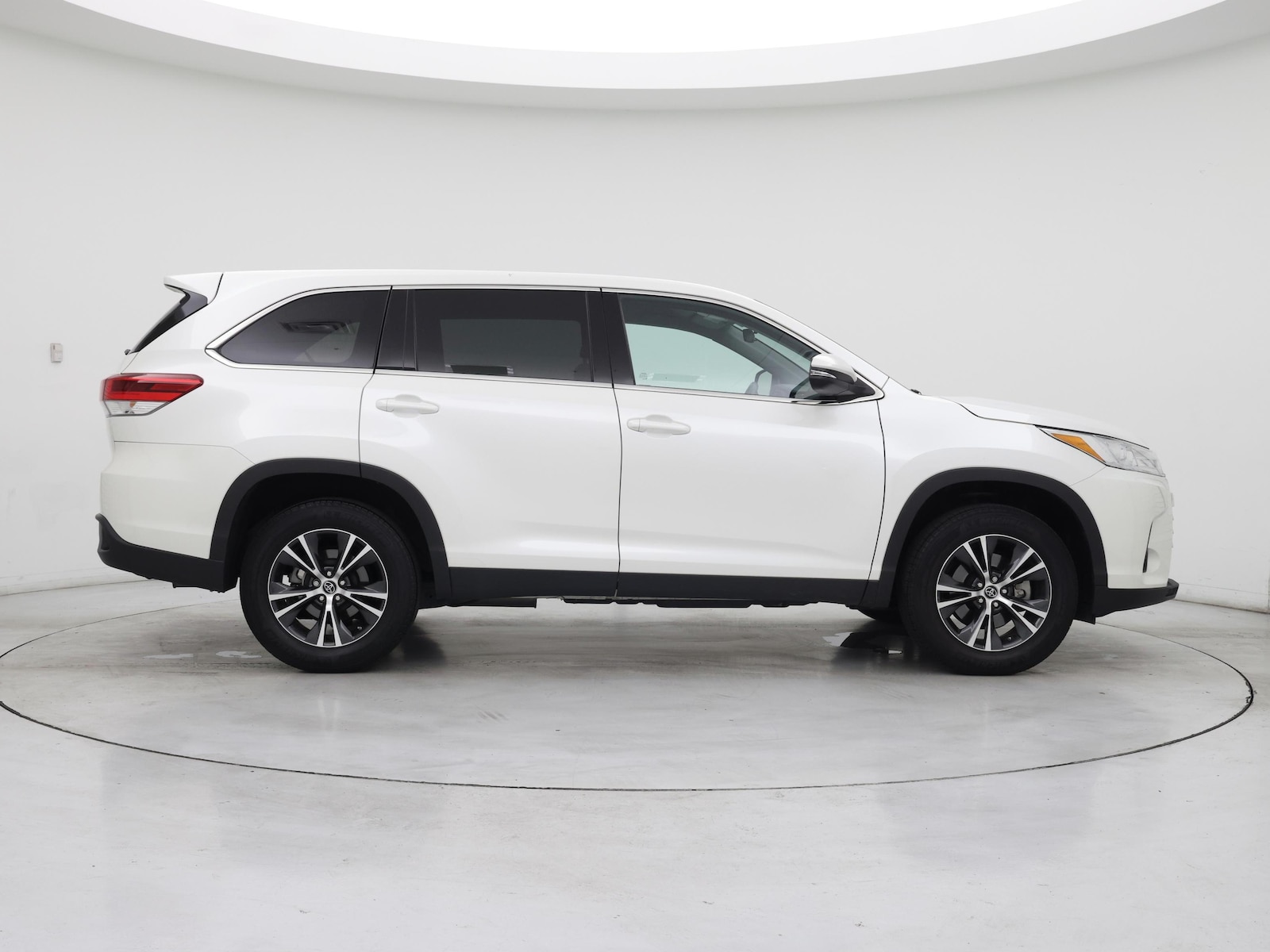 2019 Toyota Highlander LE - Photo 8