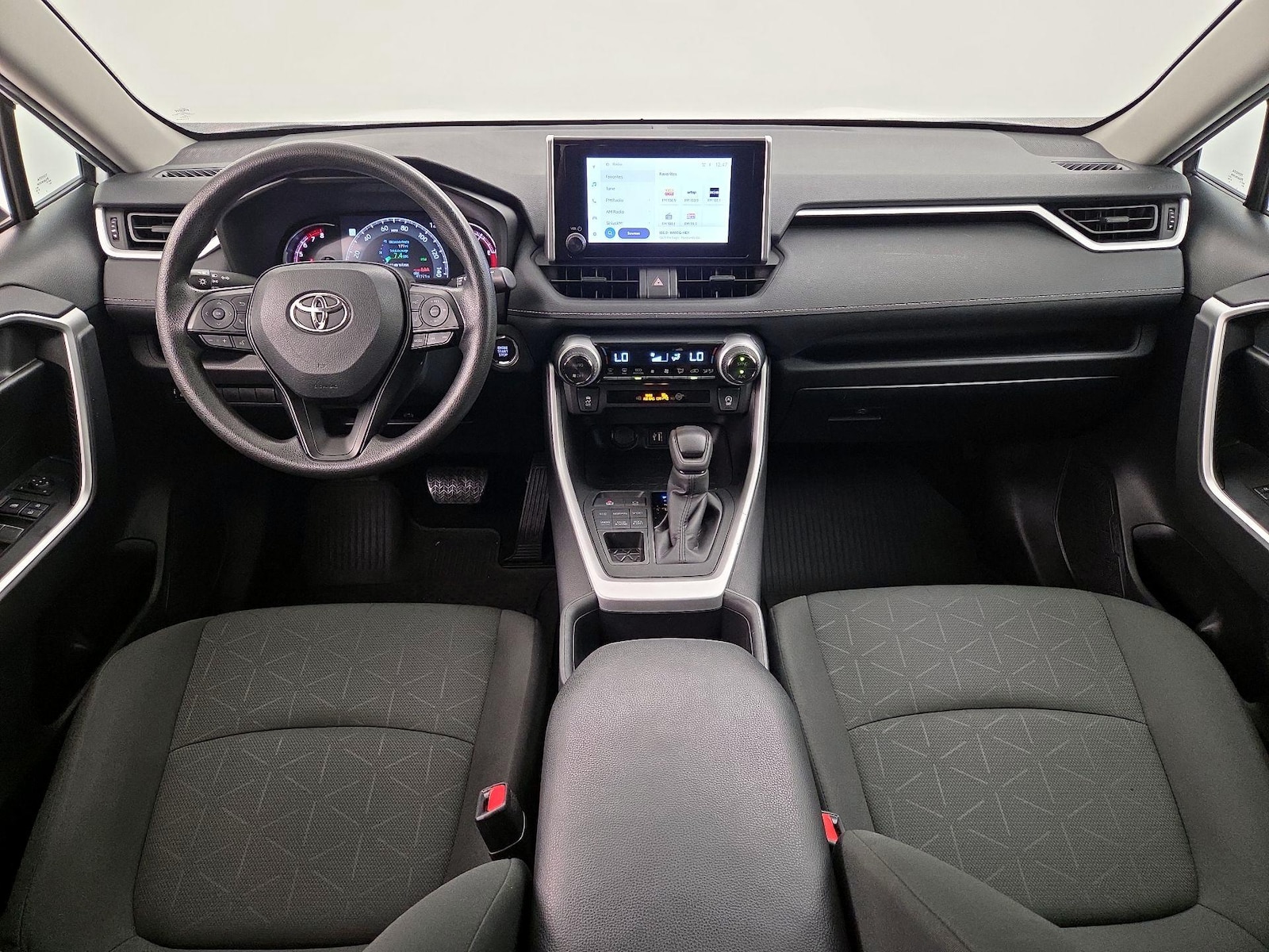 2024 Toyota RAV4 XLE - Photo 10