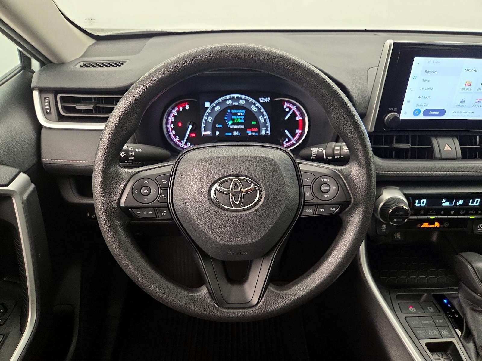 2024 Toyota RAV4 XLE - Photo 11