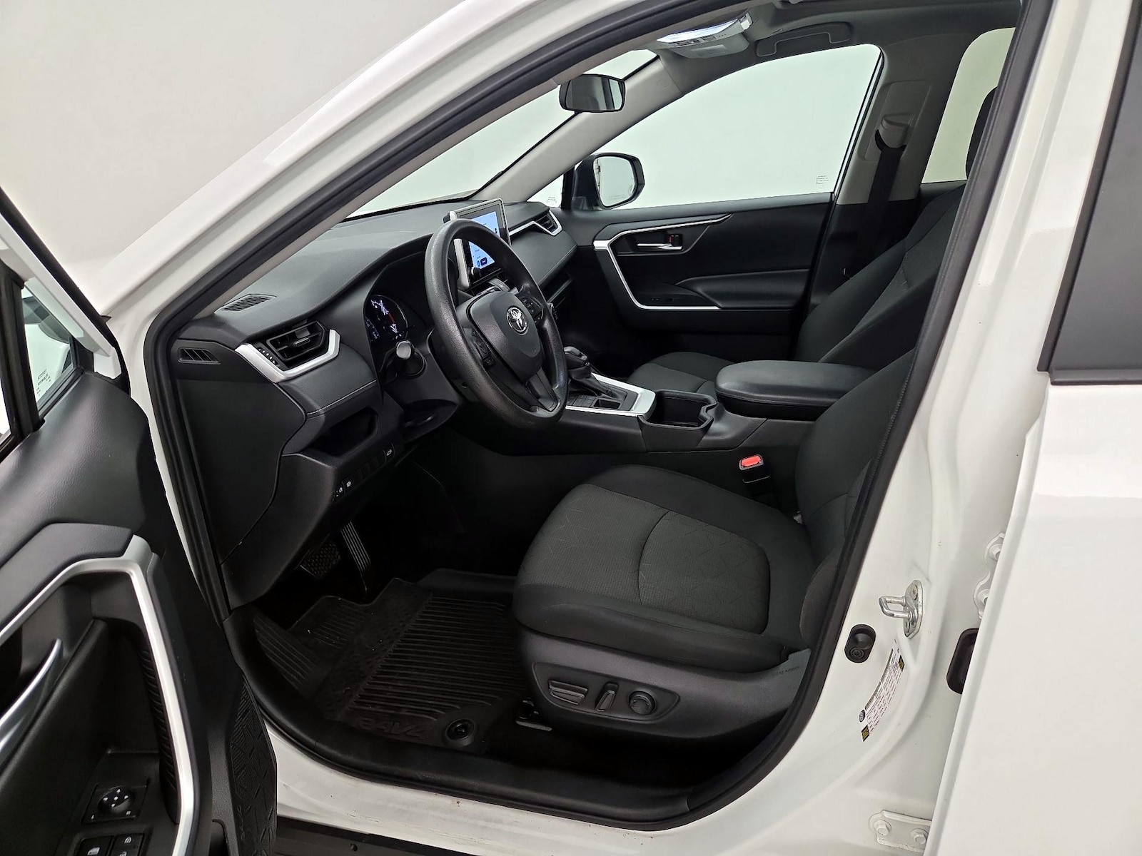 2024 Toyota RAV4 XLE - Photo 12