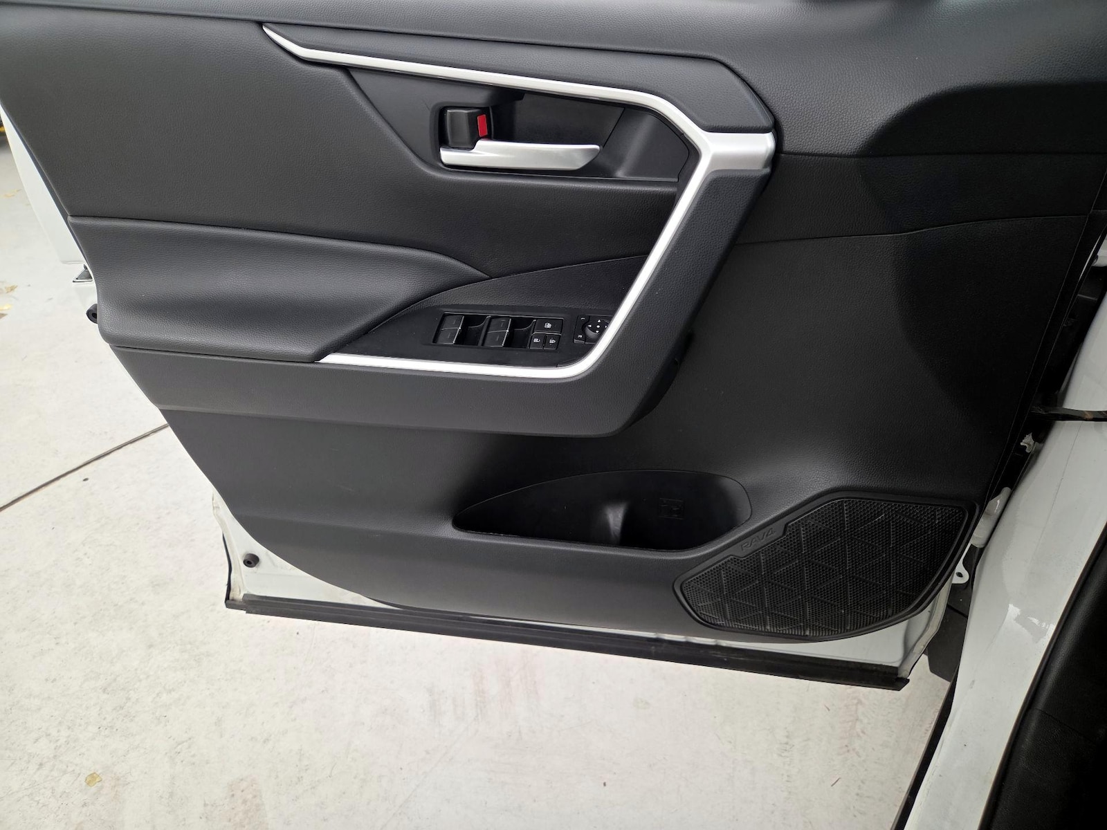 2024 Toyota RAV4 XLE - Photo 13
