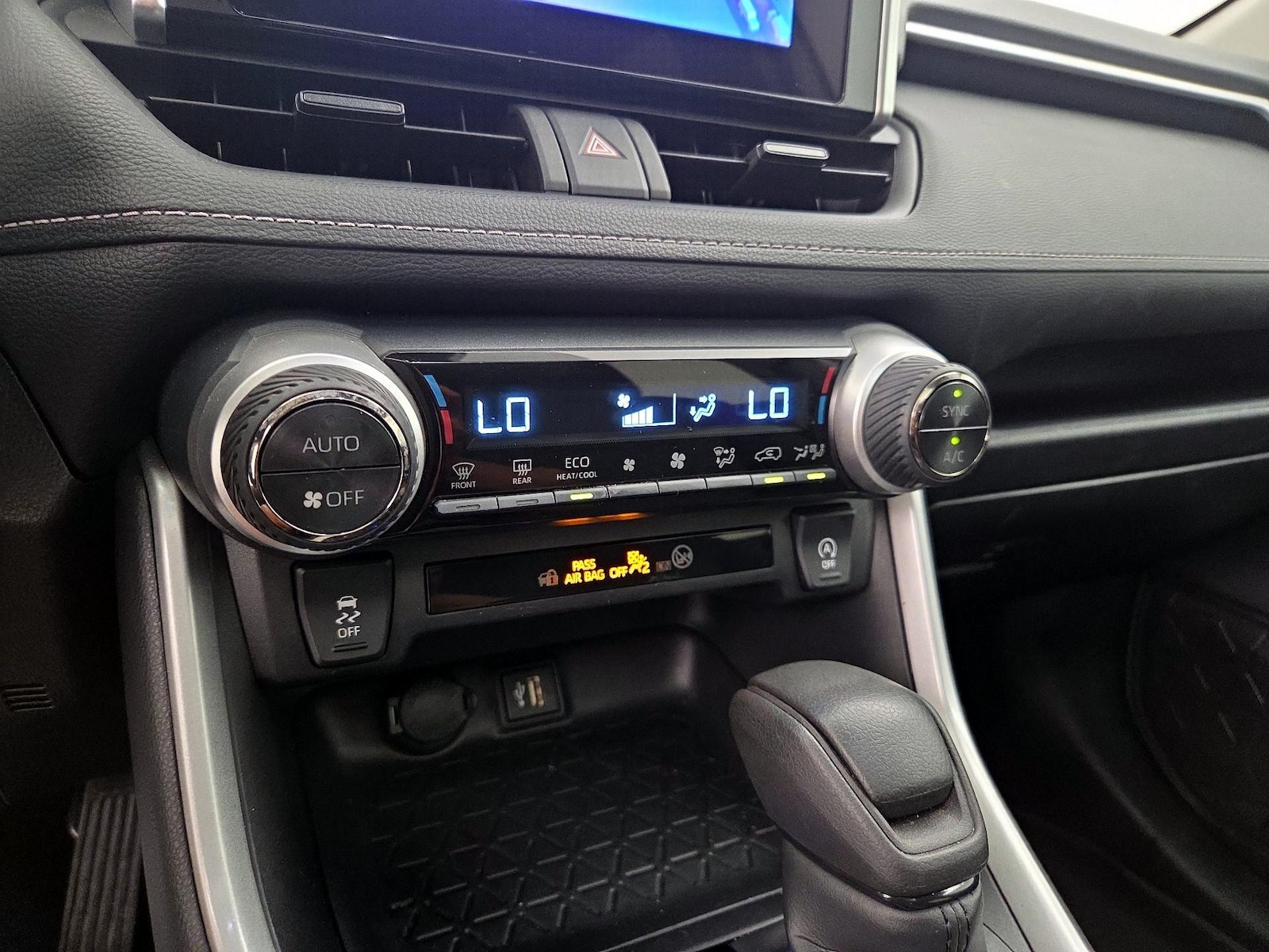 2024 Toyota RAV4 XLE - Photo 17
