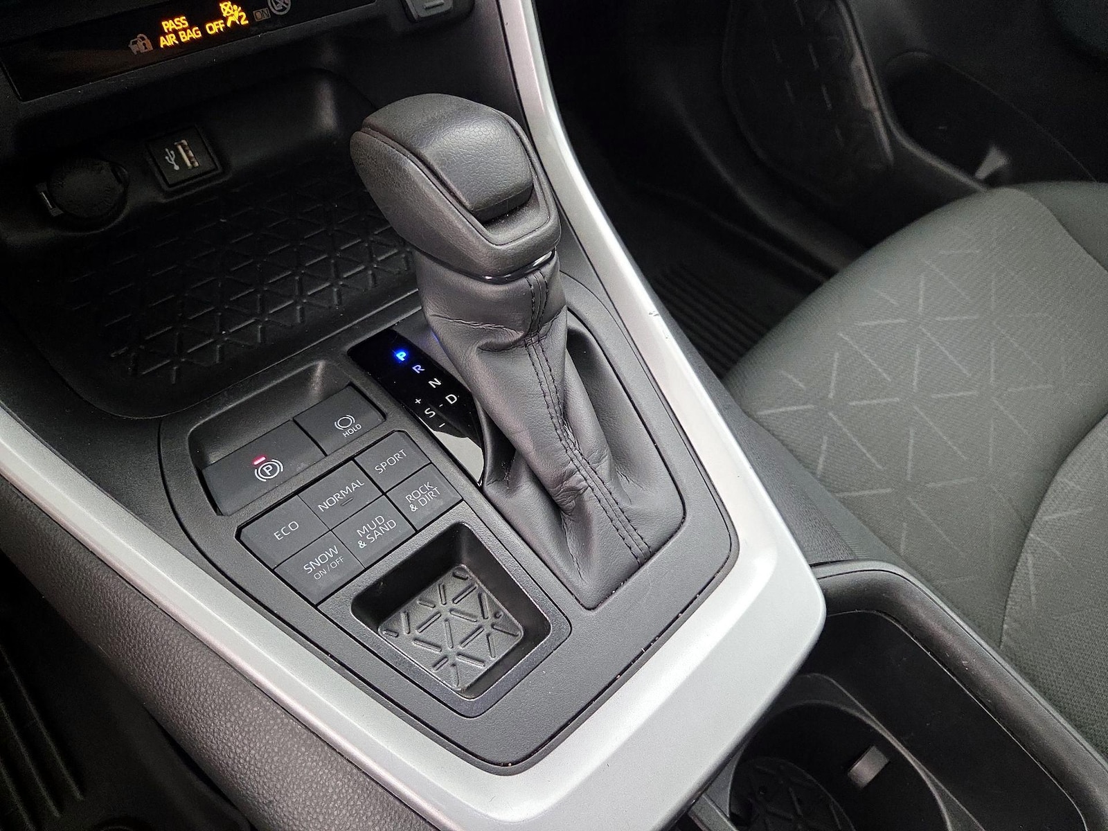 2024 Toyota RAV4 XLE - Photo 18