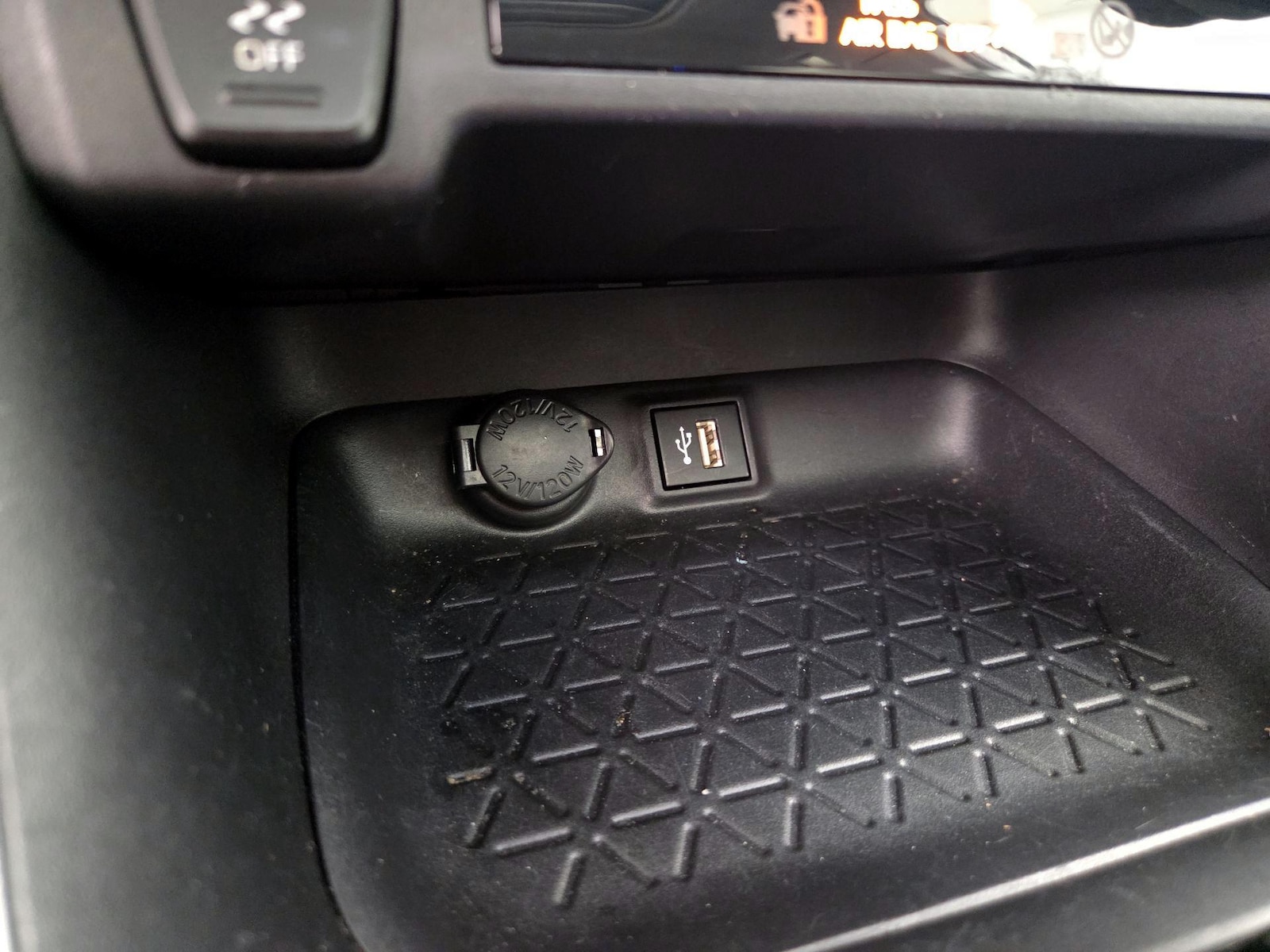 2024 Toyota RAV4 XLE - Photo 19