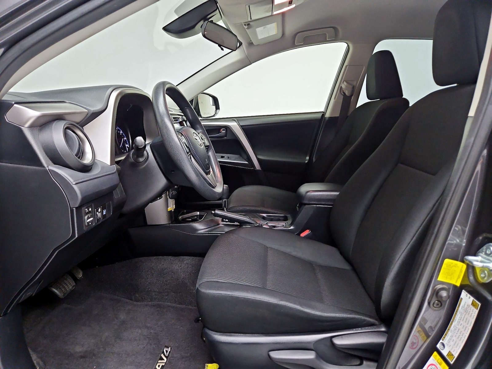 2017 Toyota RAV4 LE - Photo 12