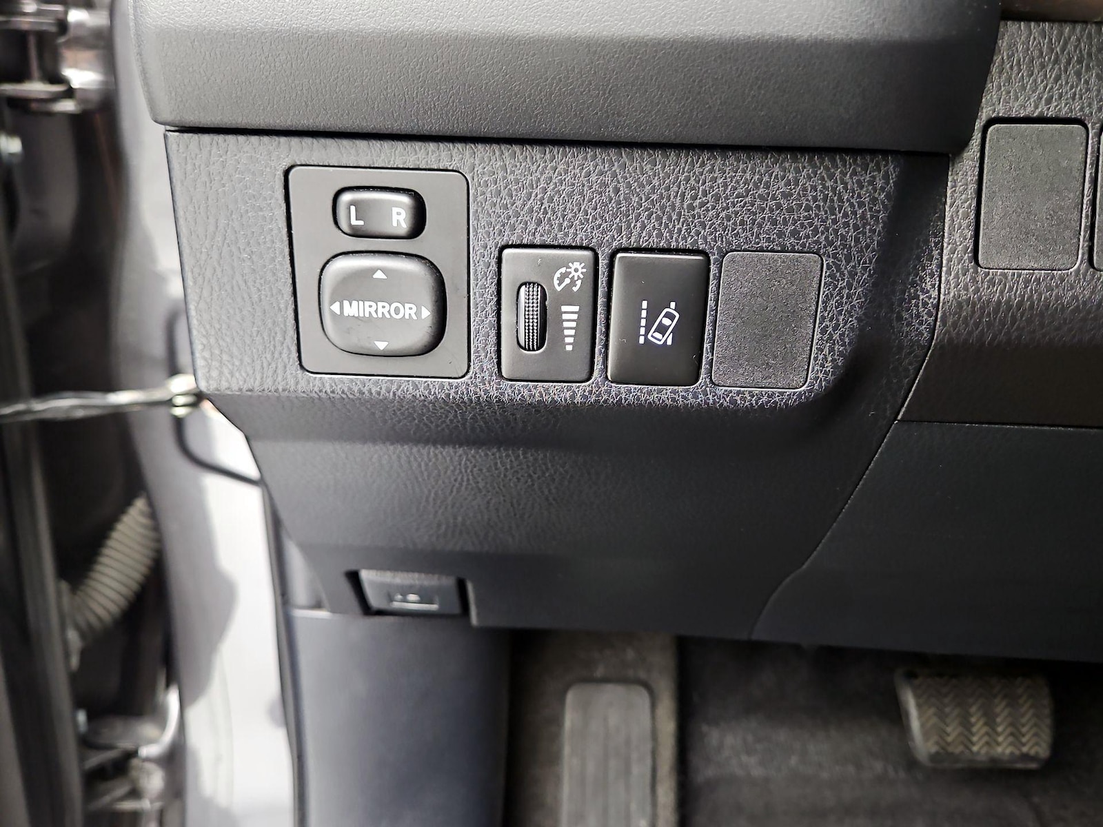 2017 Toyota RAV4 LE - Photo 14