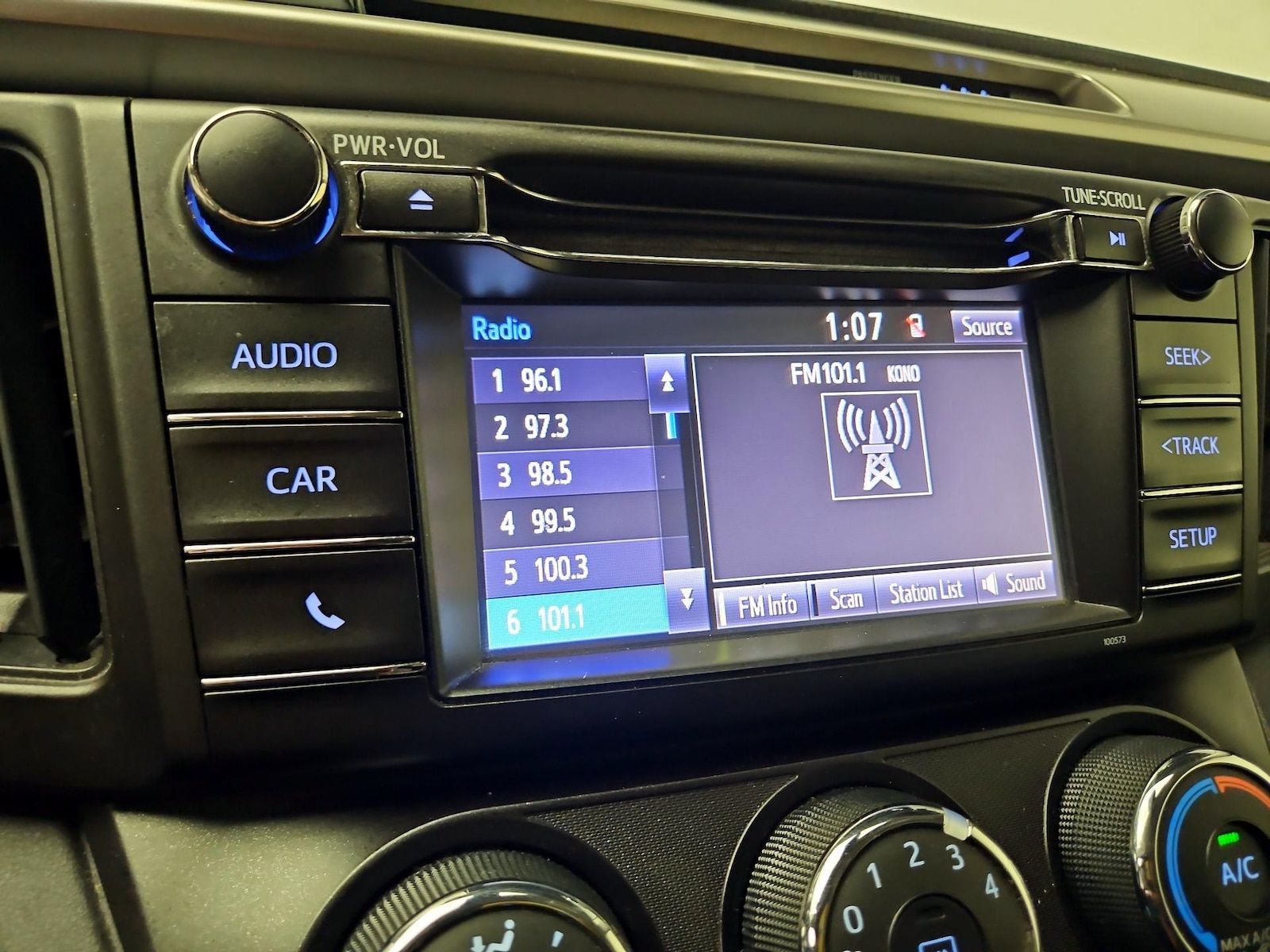 2017 Toyota RAV4 LE - Photo 16