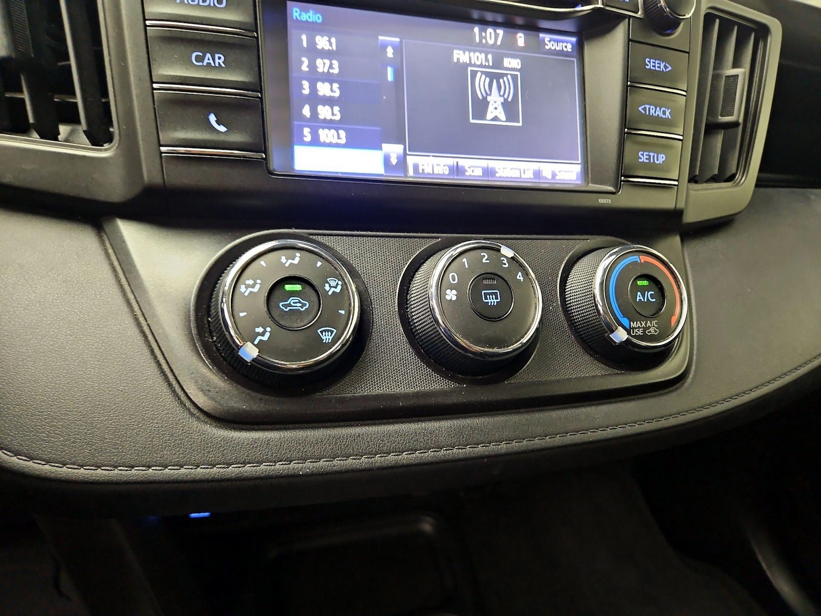 2017 Toyota RAV4 LE - Photo 17