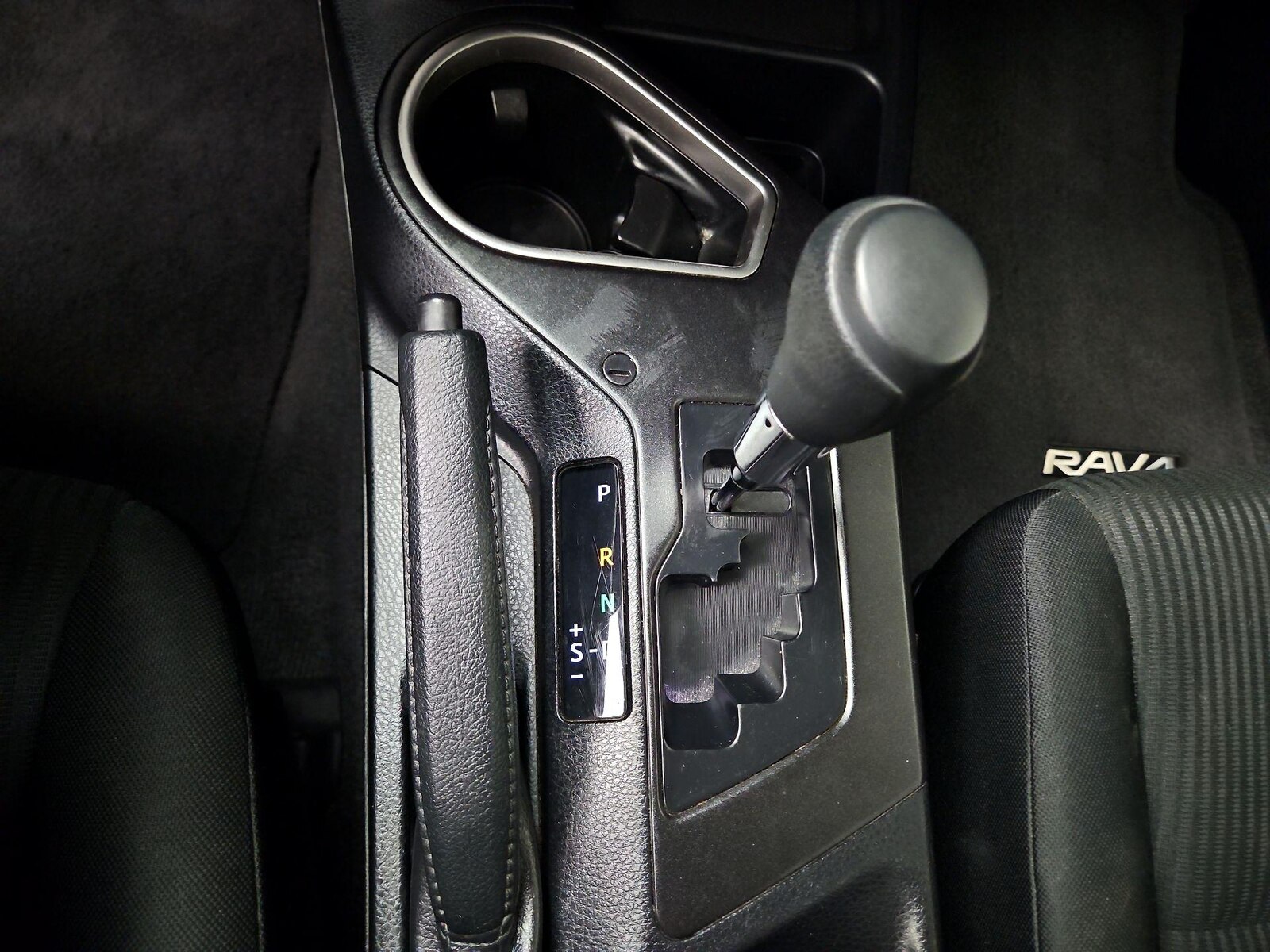 2017 Toyota RAV4 LE - Photo 18