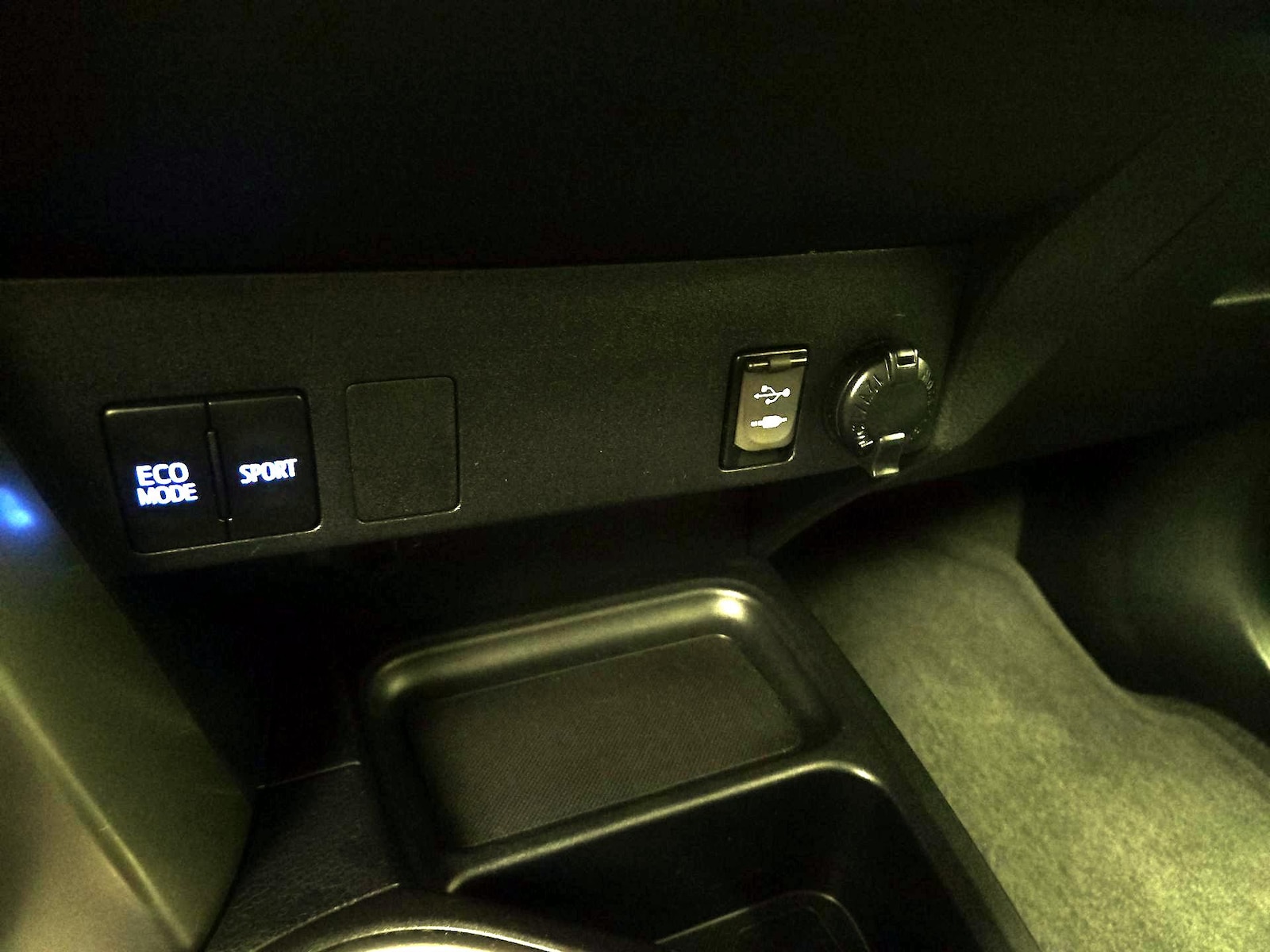 2017 Toyota RAV4 LE - Photo 19