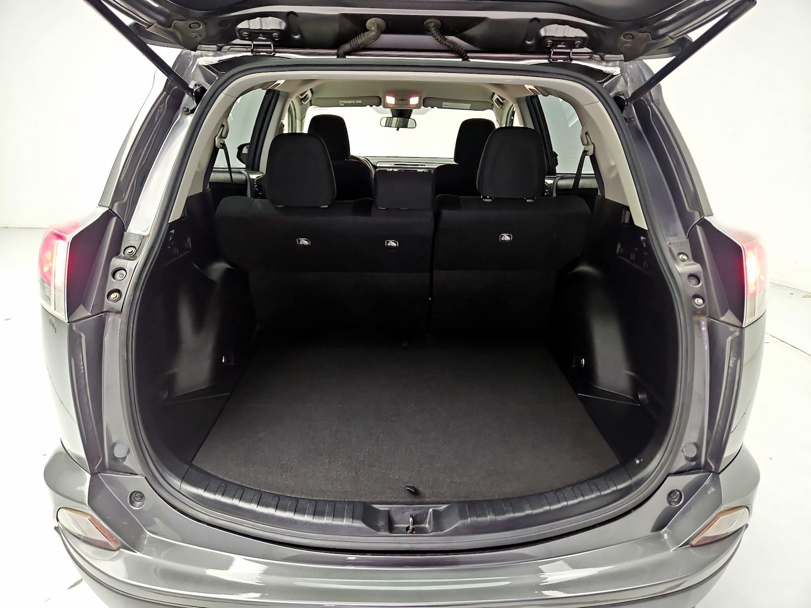 2017 Toyota RAV4 LE - Photo 21