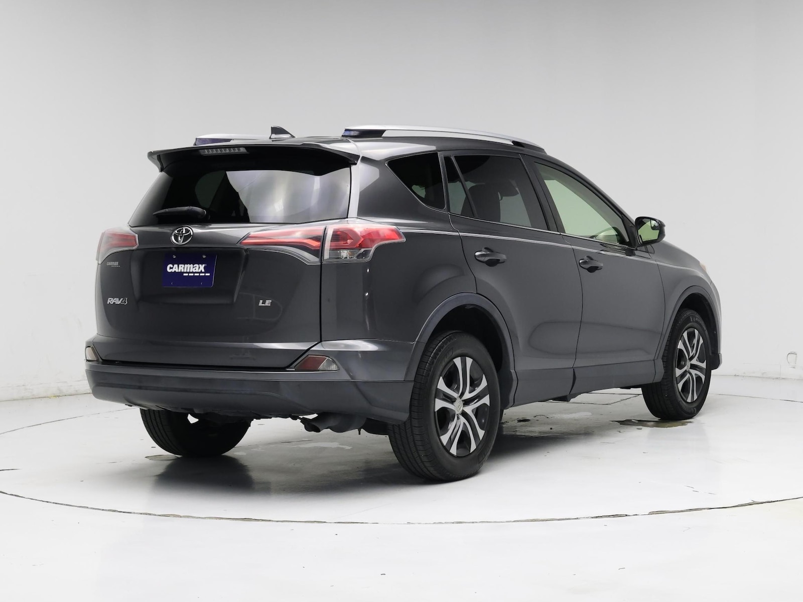 2017 Toyota RAV4 LE - Photo 9