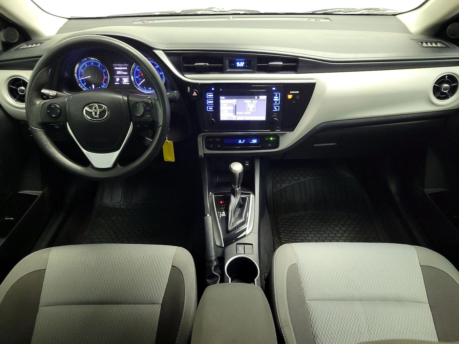 2017 Toyota Corolla LE - Photo 10