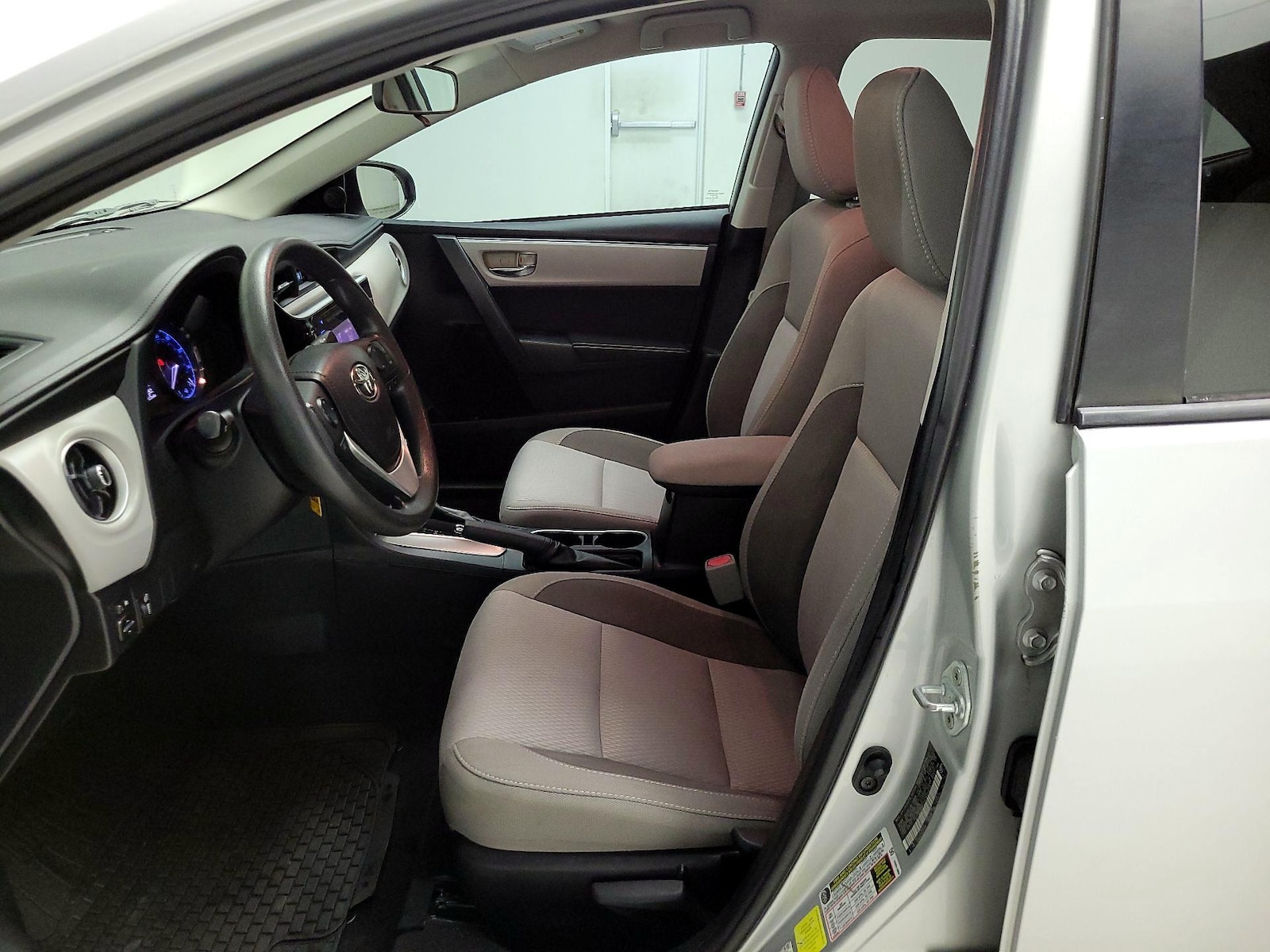 2017 Toyota Corolla LE - Photo 12