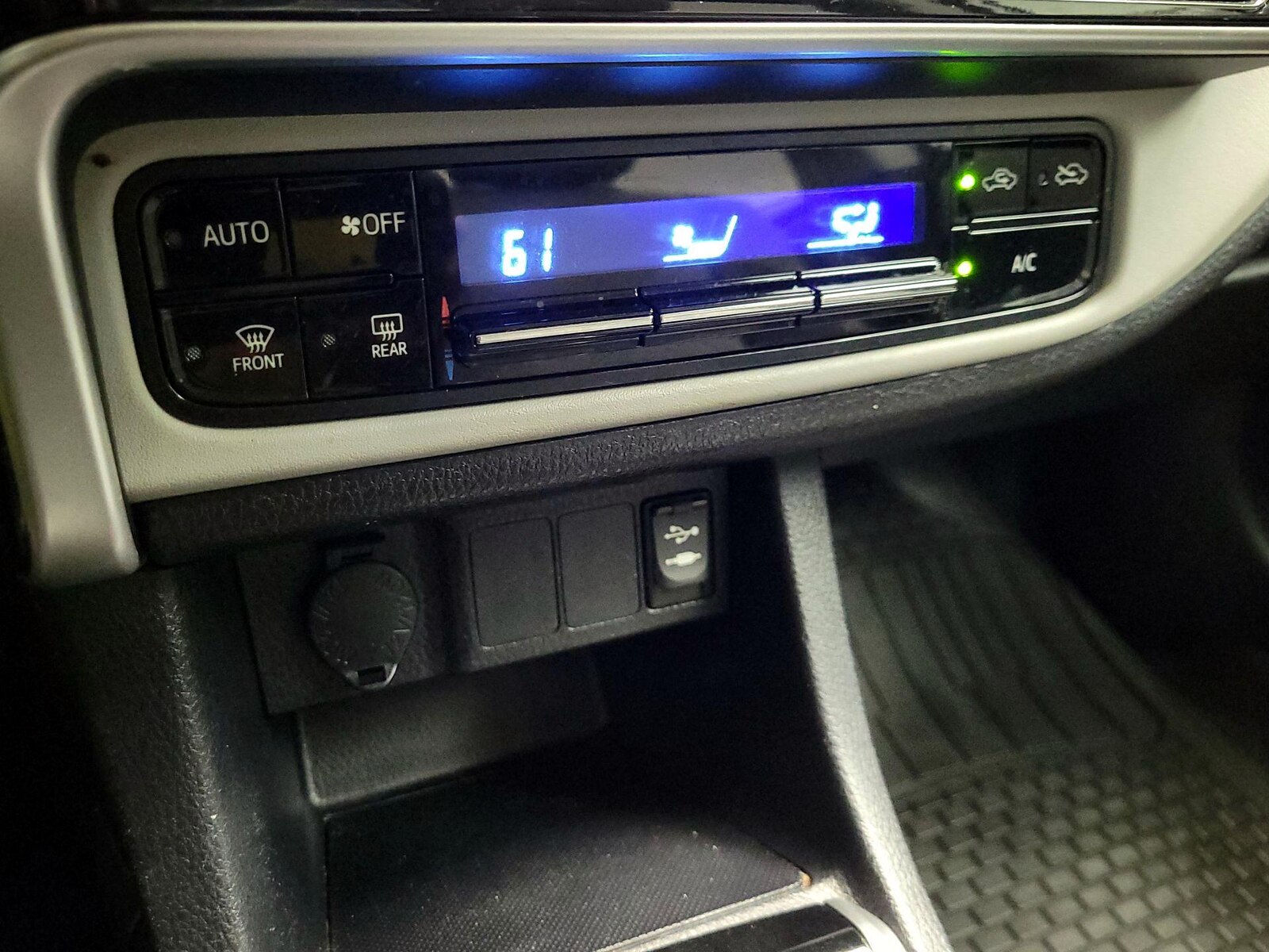 2017 Toyota Corolla LE - Photo 17