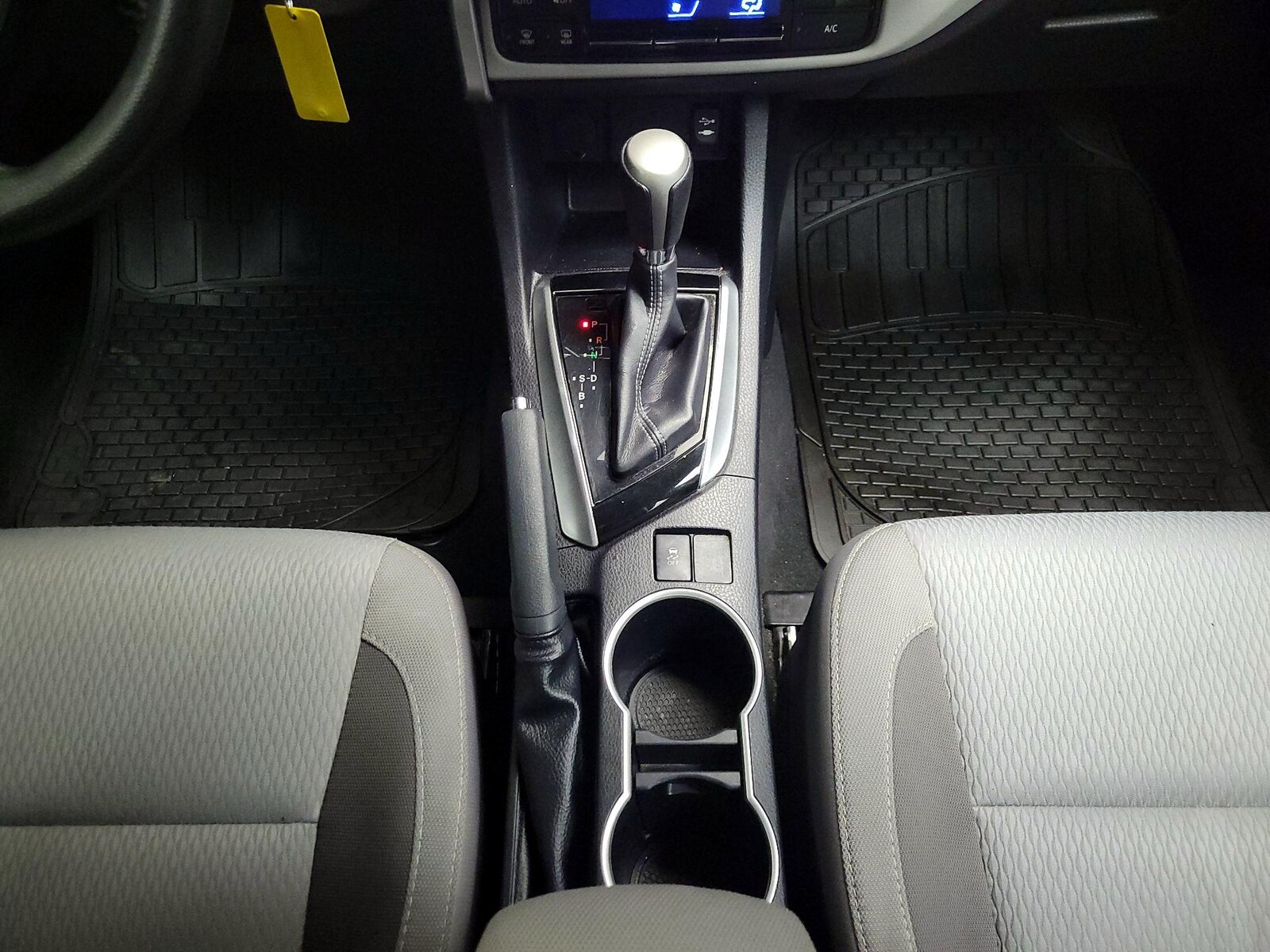 2017 Toyota Corolla LE - Photo 18