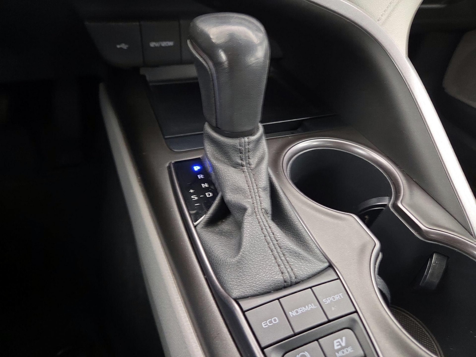 2021 Toyota Camry SE - Photo 18
