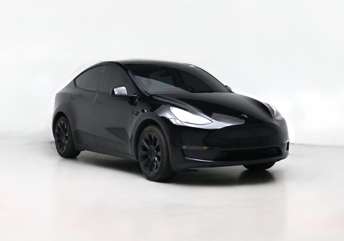 2021 Tesla Model Y Standard Range in Black — CarMax photo