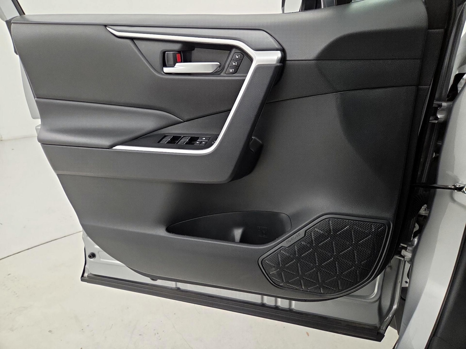2025 Toyota RAV4 XLE Premium - Photo 13
