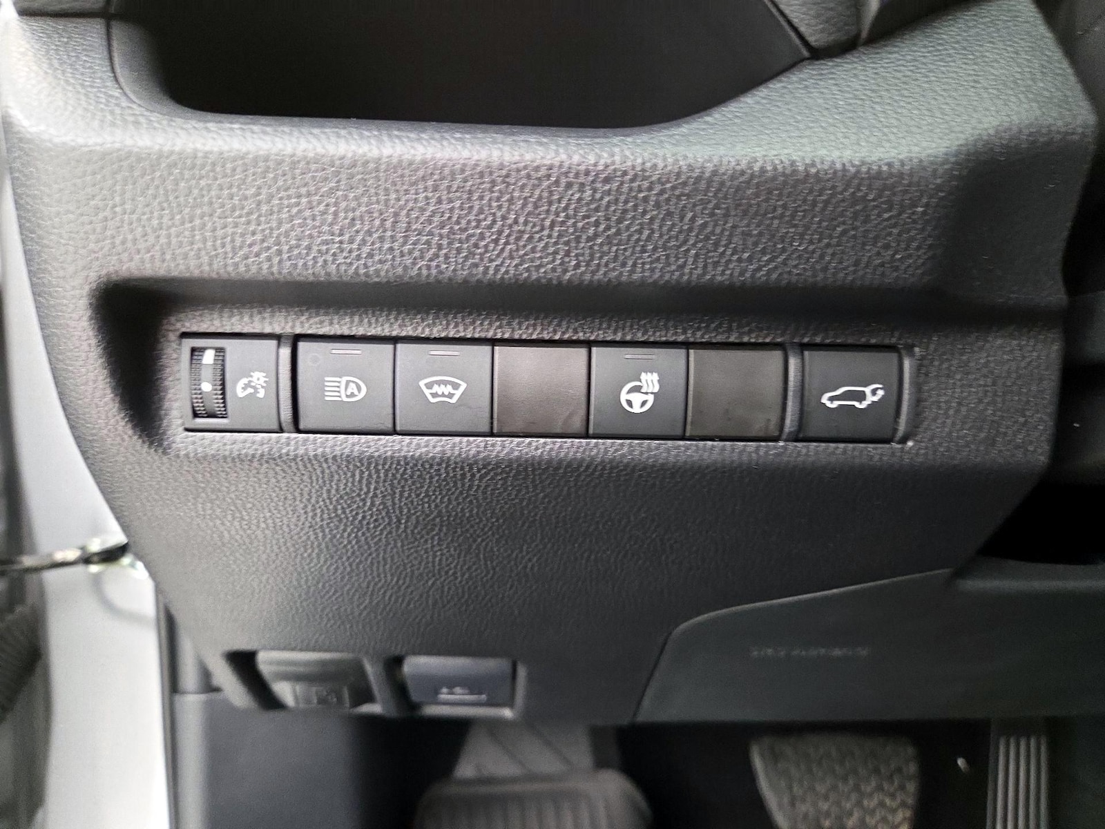 2025 Toyota RAV4 XLE Premium - Photo 14