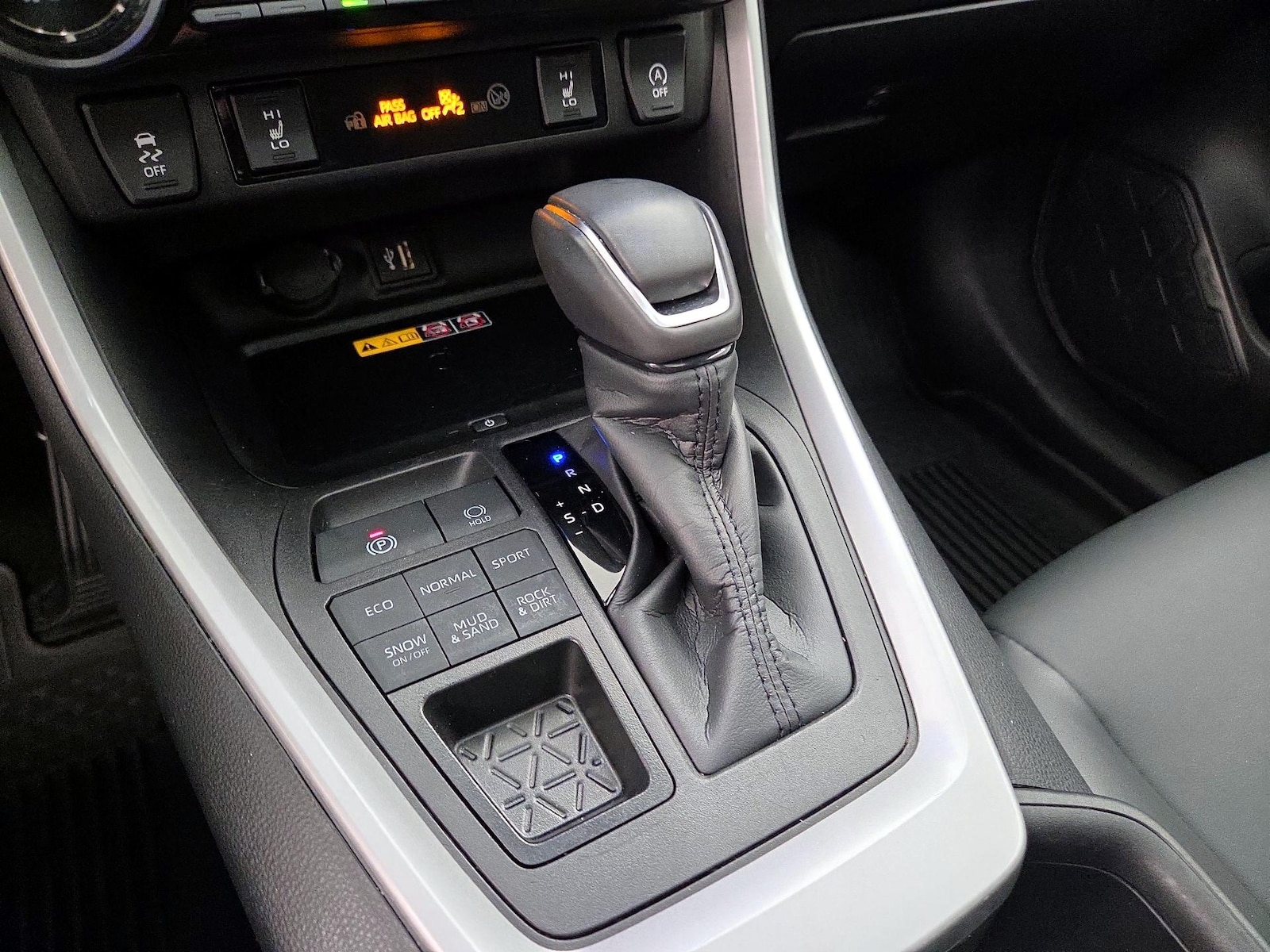 2025 Toyota RAV4 XLE Premium - Photo 18