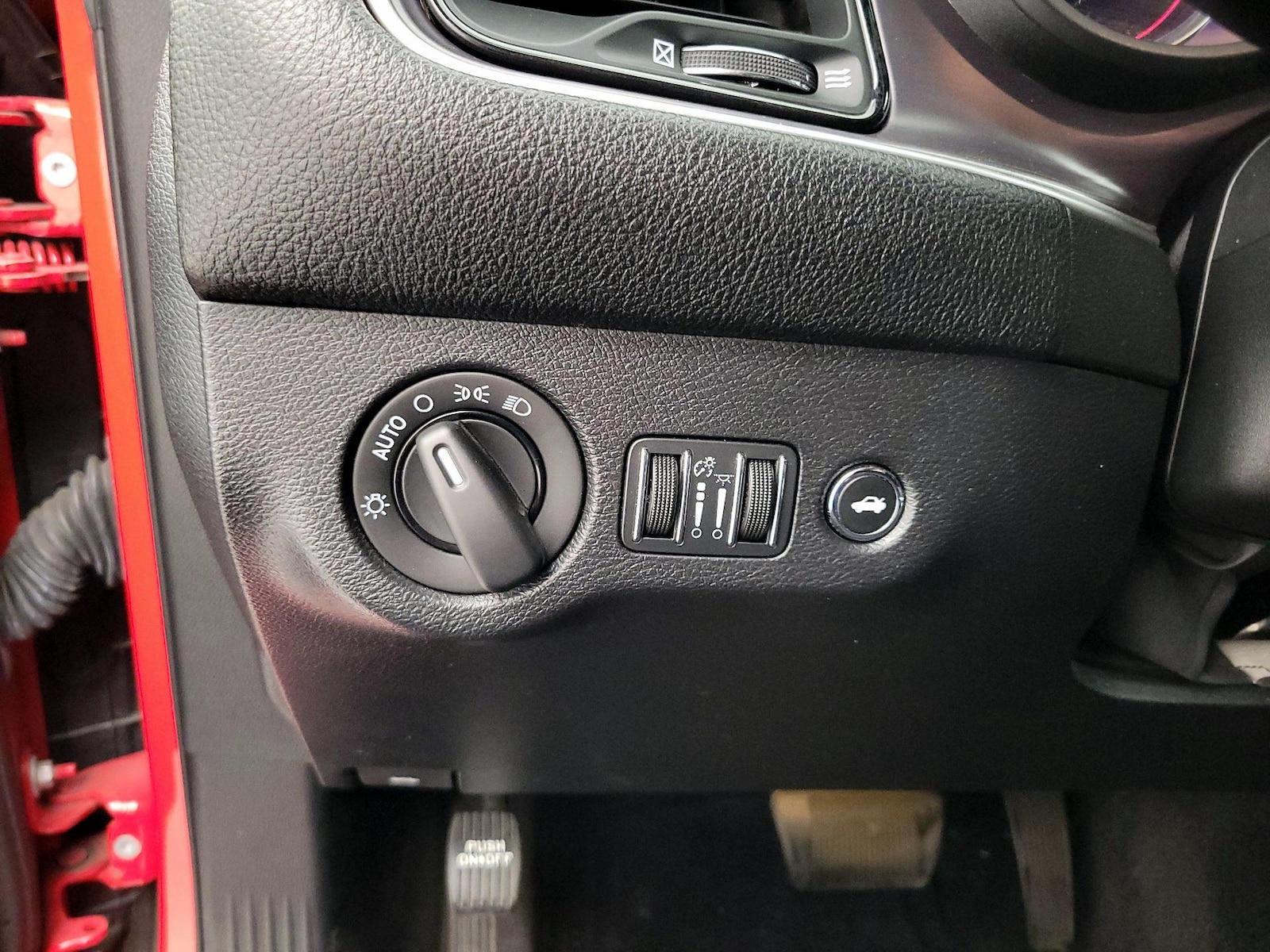 2015 Dodge Challenger SXT - Photo 14