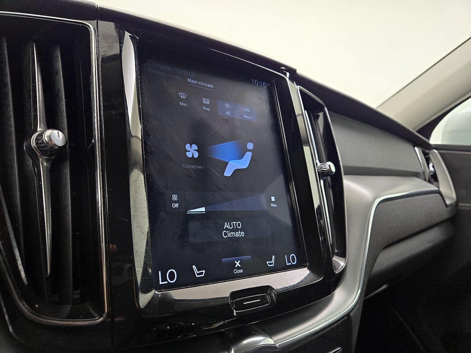 2019 Volvo XC60 Momentum - Photo 18