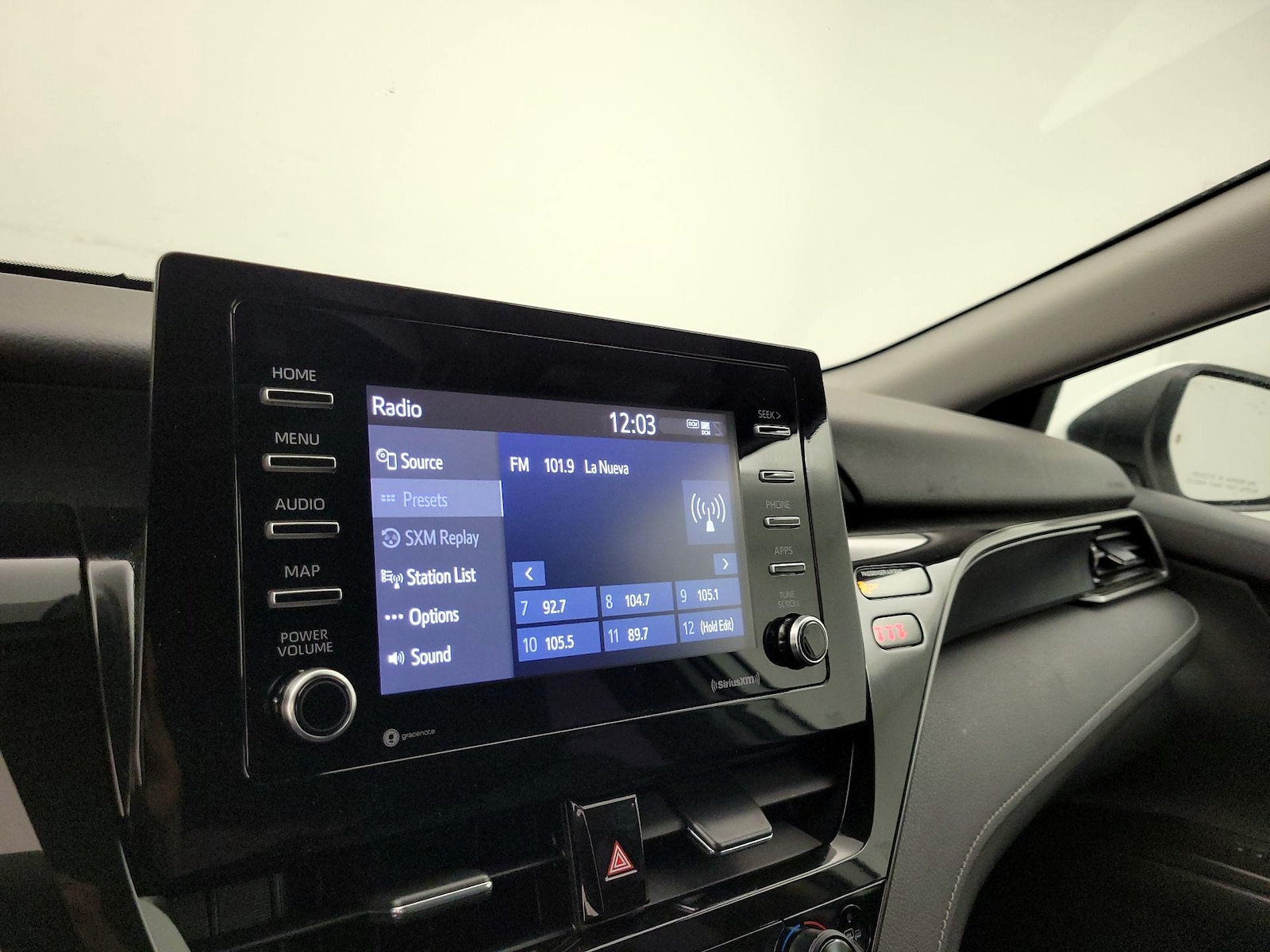 2022 Toyota Camry SE - Photo 16