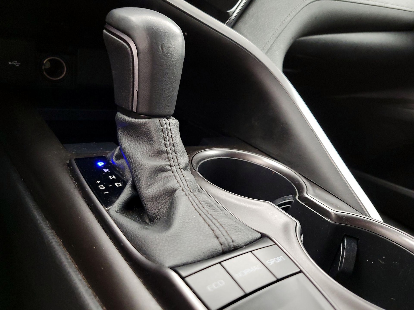 2022 Toyota Camry SE - Photo 18