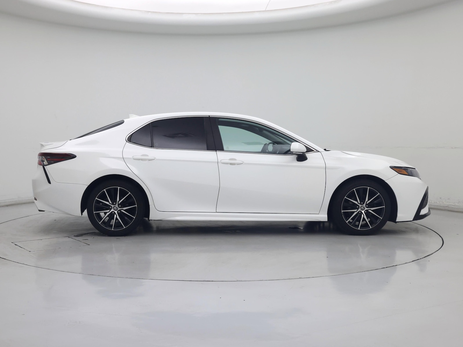 2022 Toyota Camry SE - Photo 8