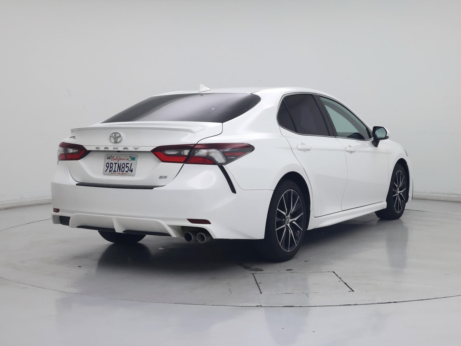 2022 Toyota Camry SE - Photo 9