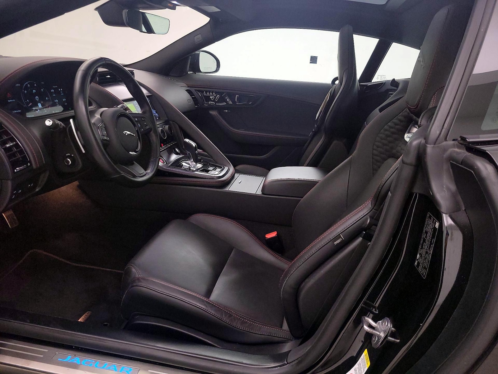 2022 Jaguar F-TYPE R-Dynamic - Photo 12