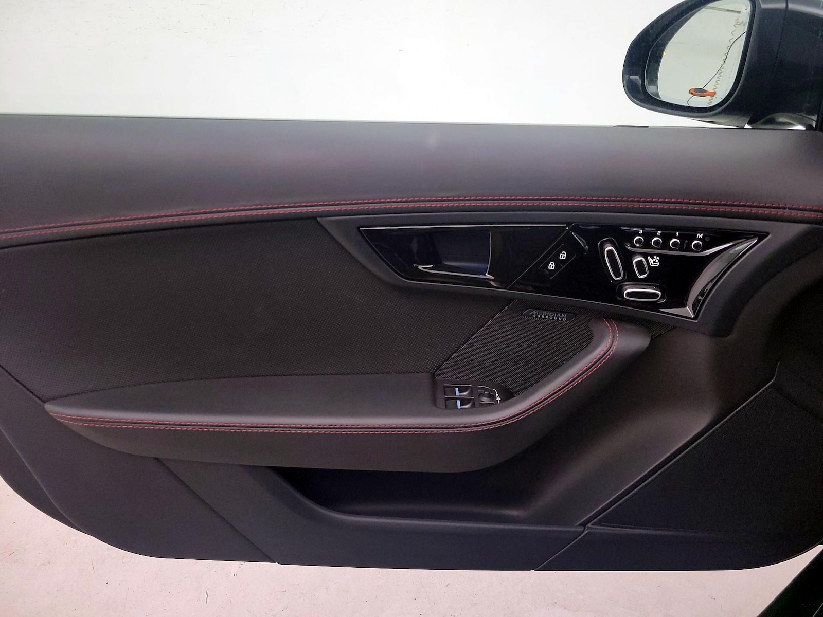2022 Jaguar F-TYPE R-Dynamic - Photo 13