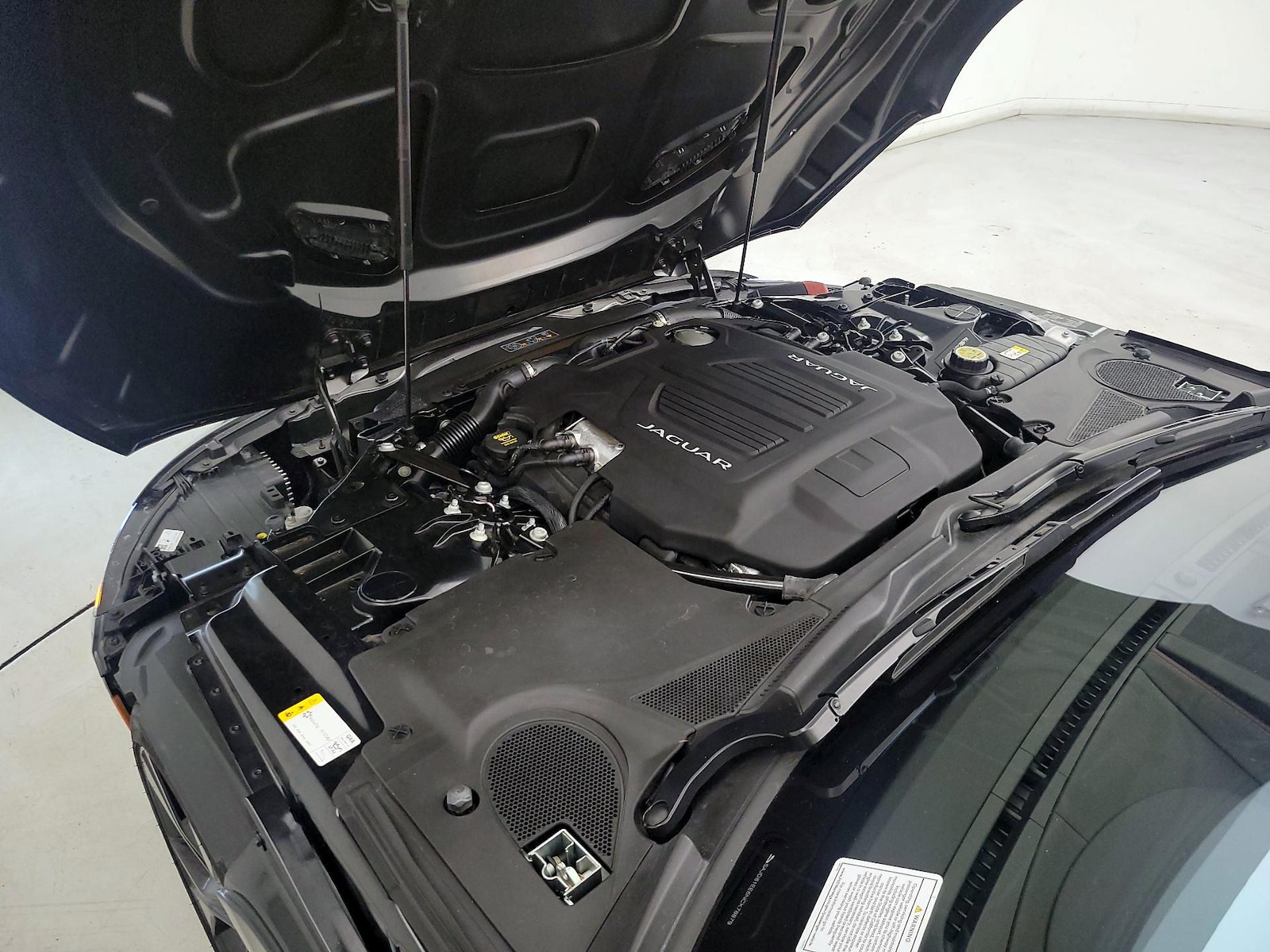 2022 Jaguar F-TYPE R-Dynamic - Photo 22