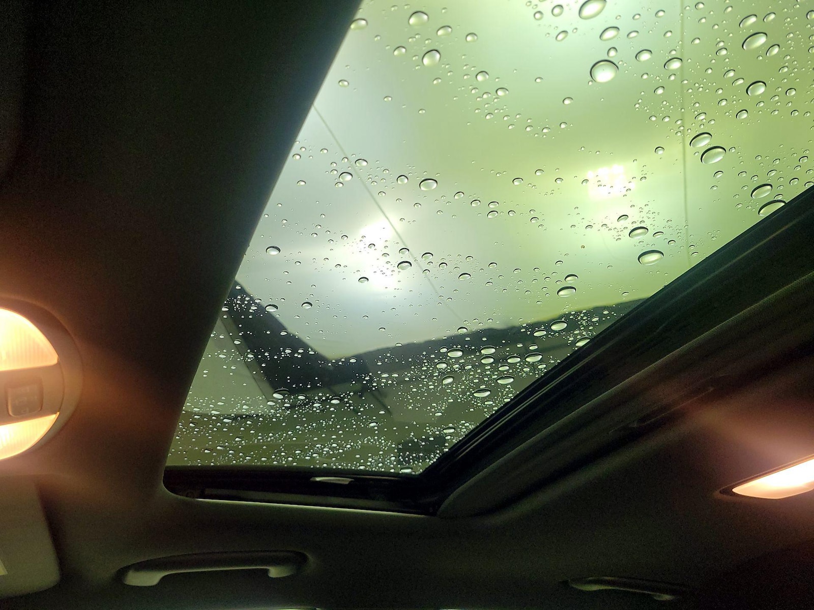 Sunroof(s) & Overhead Airbags
