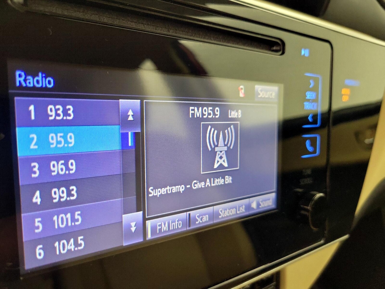 2018 Toyota Corolla LE - Photo 16