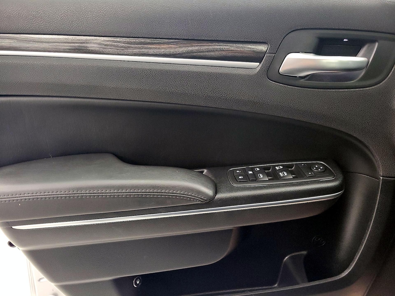 2017 Chrysler 300 Limited - Photo 13
