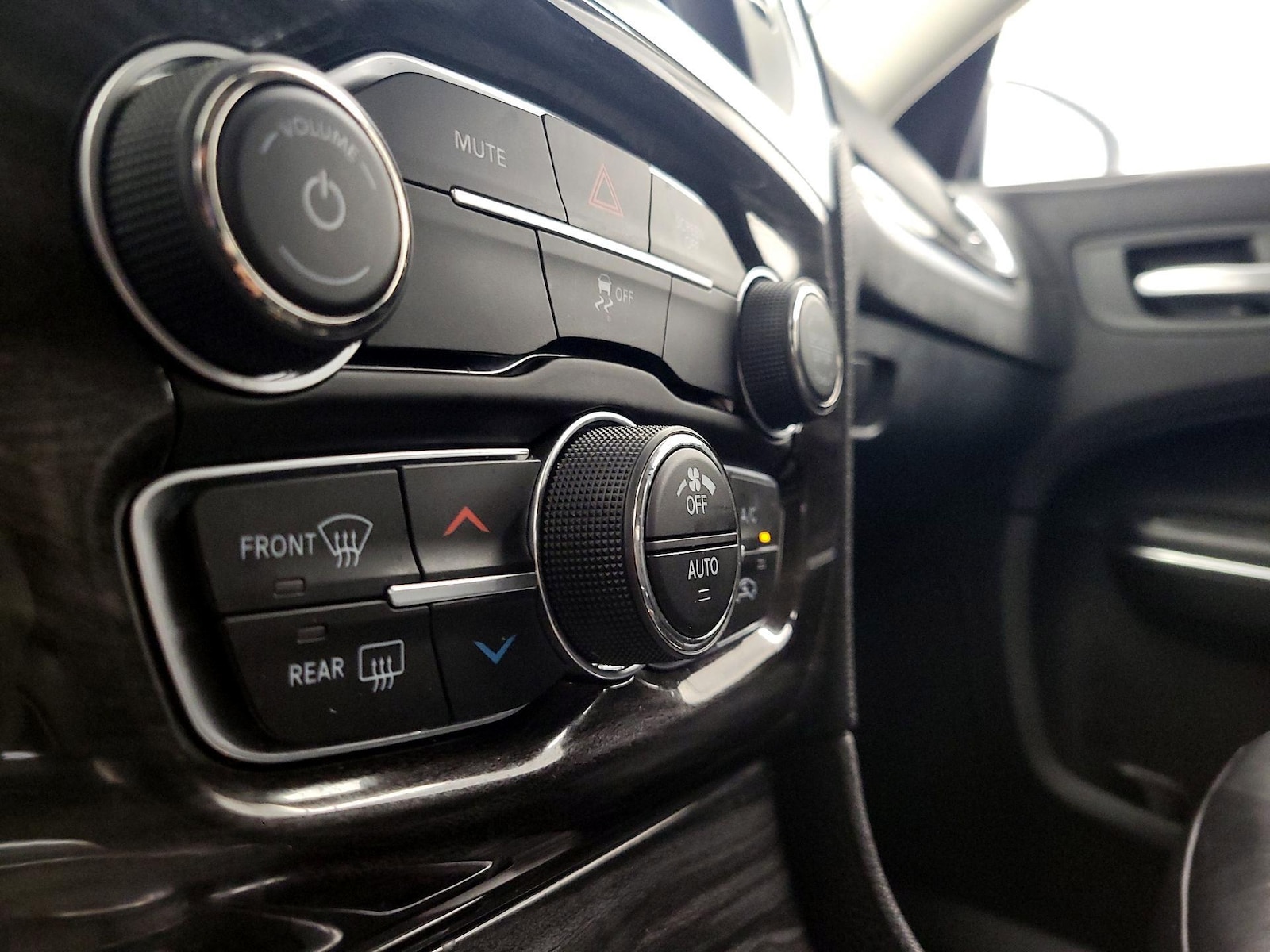 2017 Chrysler 300 Limited - Photo 17
