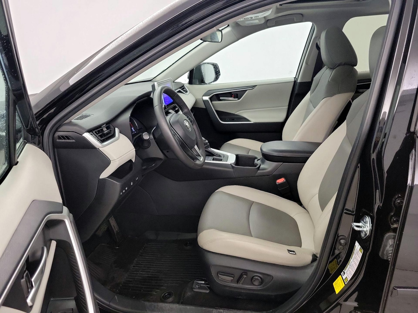 2023 Toyota RAV4 XLE - Photo 12