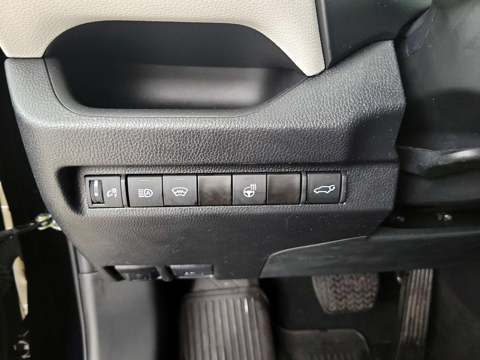 2023 Toyota RAV4 XLE - Photo 14