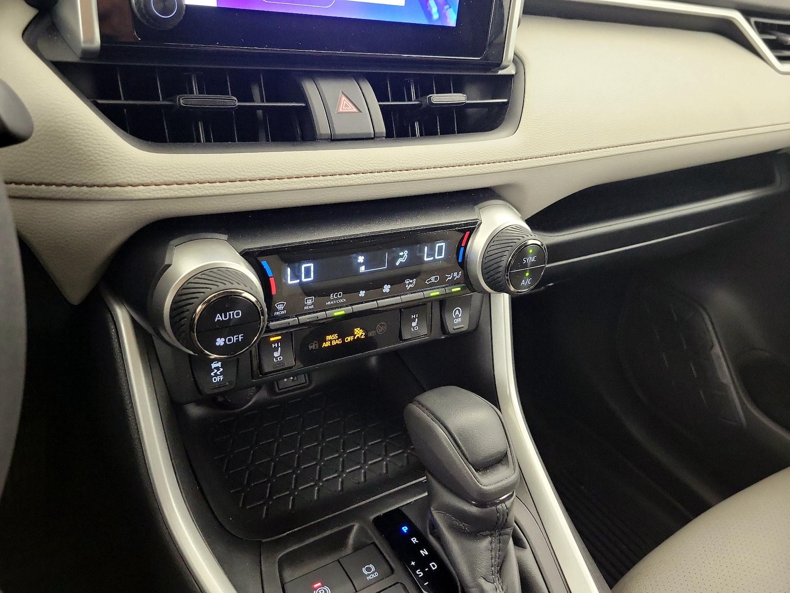 2023 Toyota RAV4 XLE - Photo 17